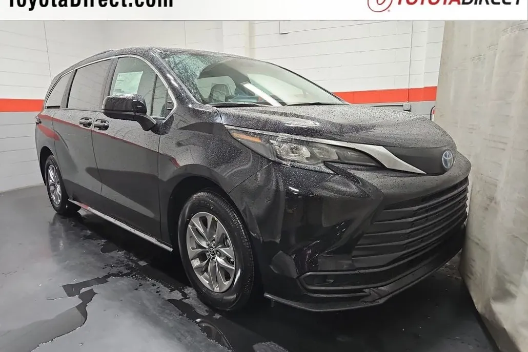 2025 Toyota Sienna LE photo 1