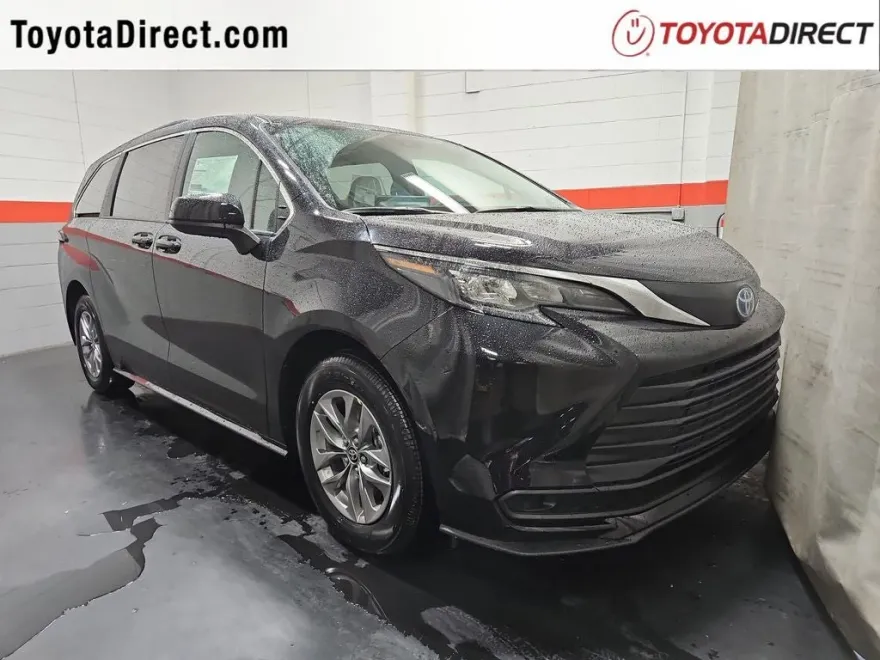 2025 Toyota Sienna LE photo 1