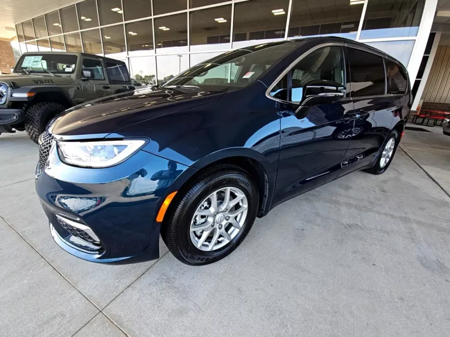 2025 Chrysler Pacifica photo 1