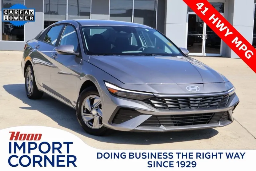 2025 Hyundai Elantra SE photo 1