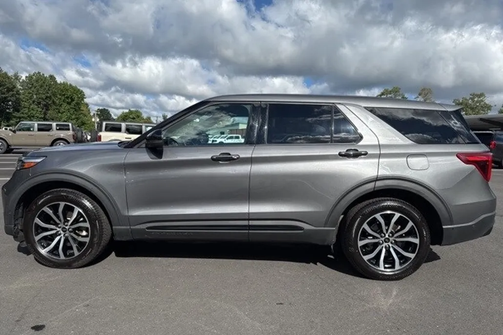 2021 Ford Explorer ST photo 1