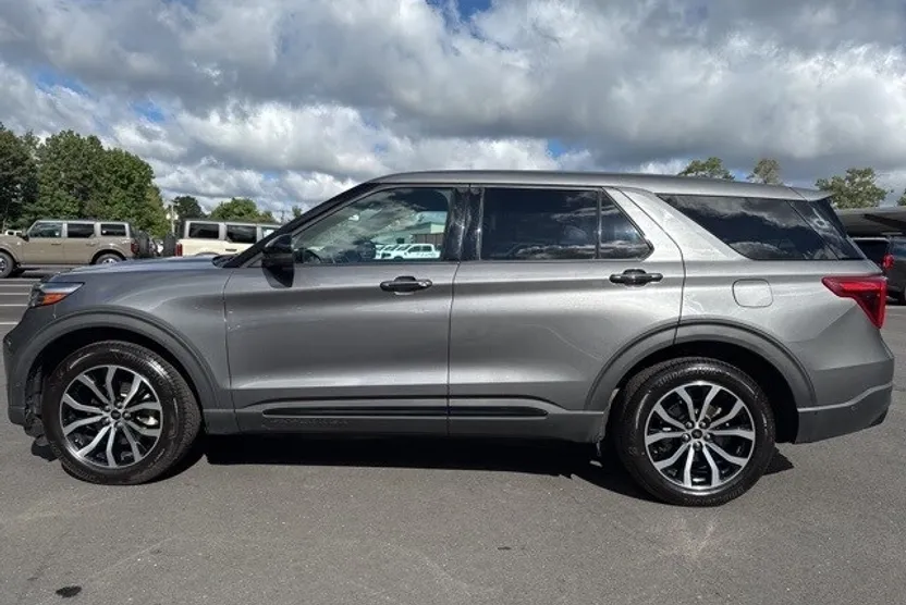 2021 Ford Explorer ST photo 1