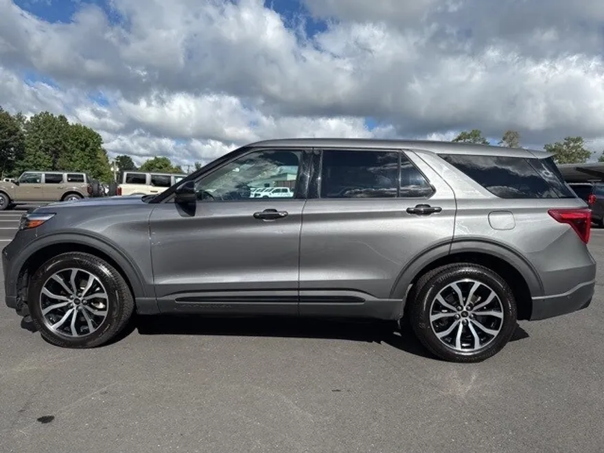 2021 Ford Explorer ST photo 1