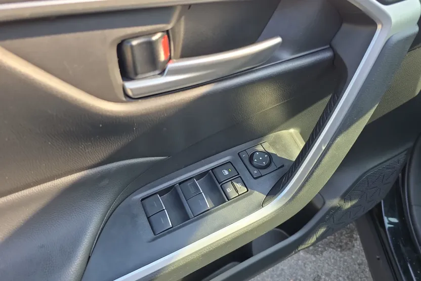 2023 Toyota RAV4 XLE photo 1
