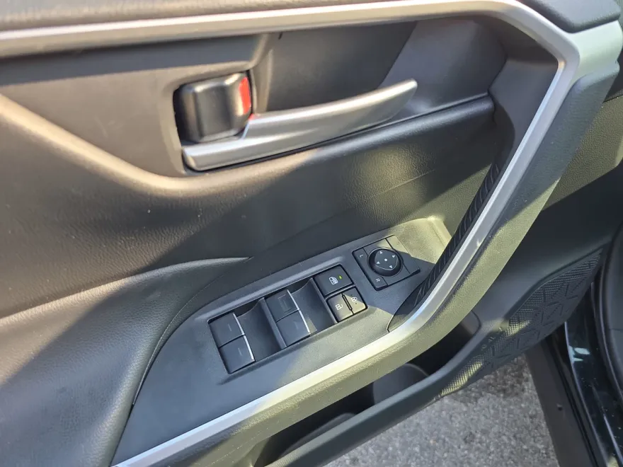 2023 Toyota RAV4 XLE photo 1
