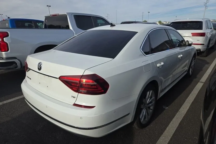 2018 Volkswagen Passat 2.0T SEL Premium photo 1