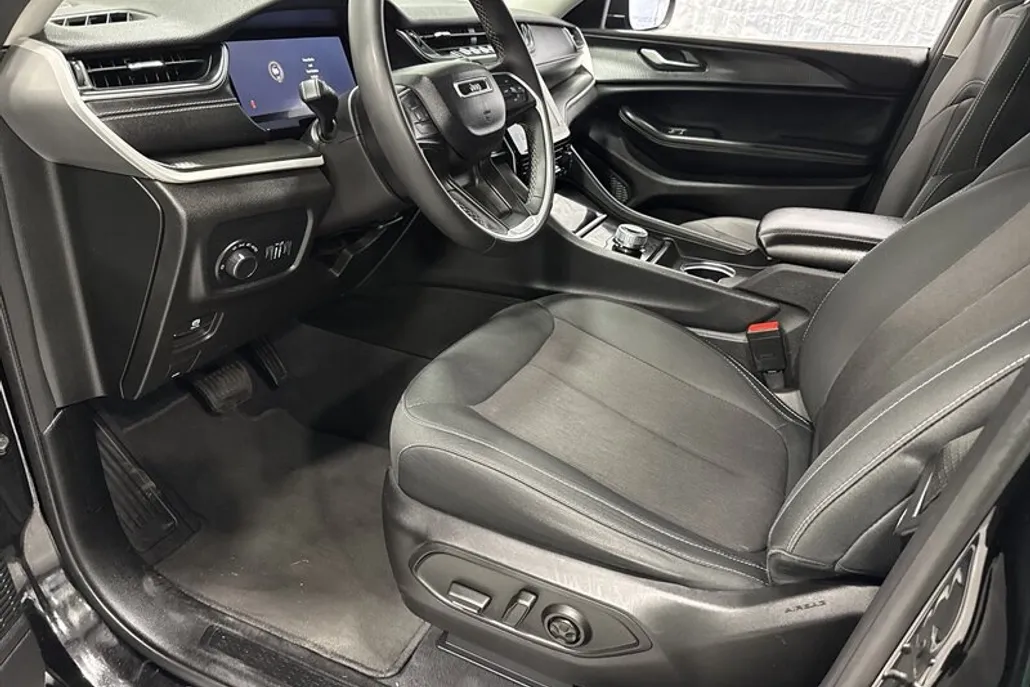 2023 Jeep Grand Cherokee Laredo photo 1