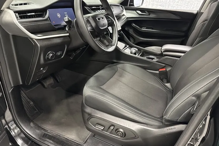 2023 Jeep Grand Cherokee Laredo photo 1