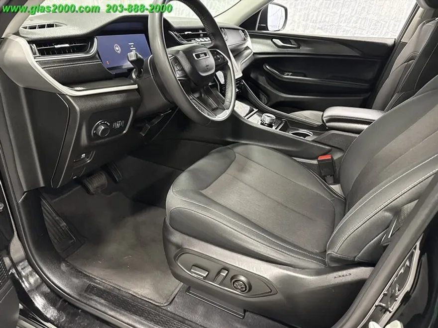 2023 Jeep Grand Cherokee Laredo photo 1