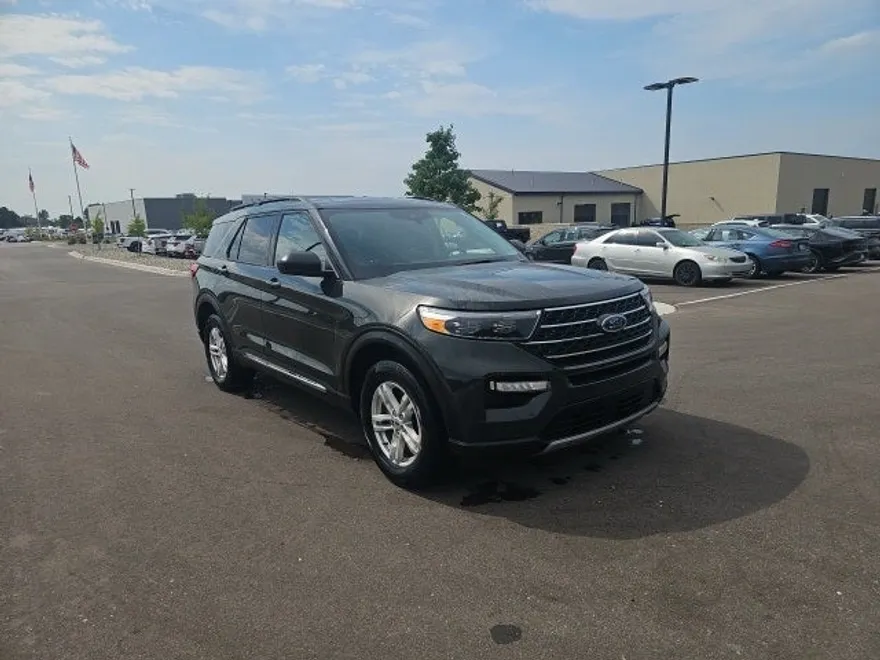 2022 Ford Explorer XLT photo 1