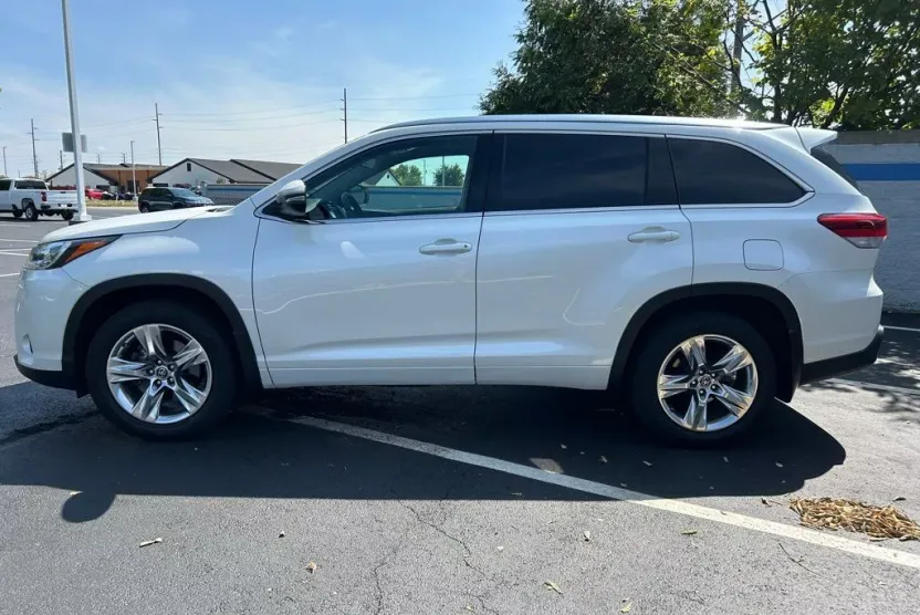 2019 Toyota Highlander Limited photo 1