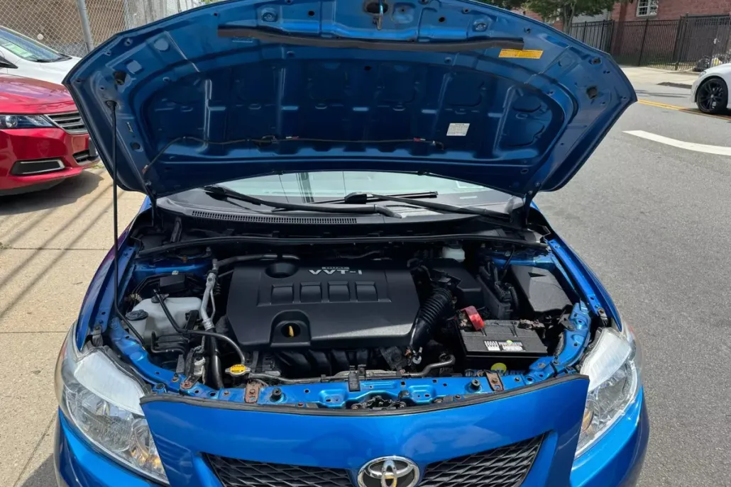 2010 Toyota Corolla LE photo 1