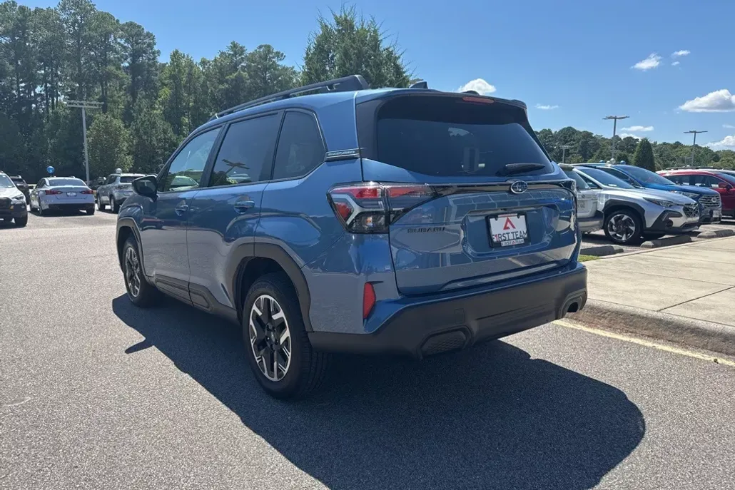 2025 Subaru Forester Premium Base photo 1