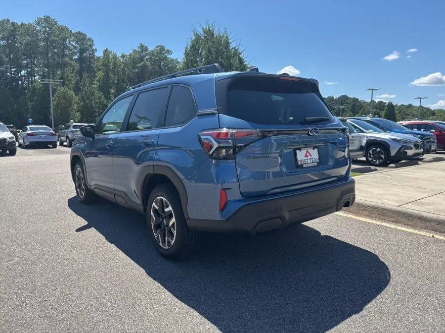 2025 Subaru Forester Premium Base photo 1