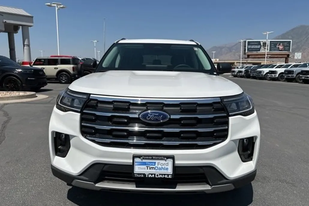 2025 Ford Explorer photo 1