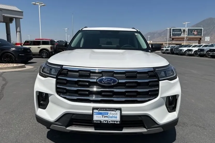 2025 Ford Explorer photo 1