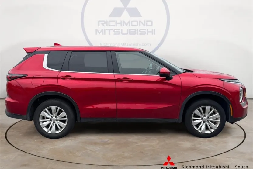 2025 Mitsubishi Outlander ES photo 1