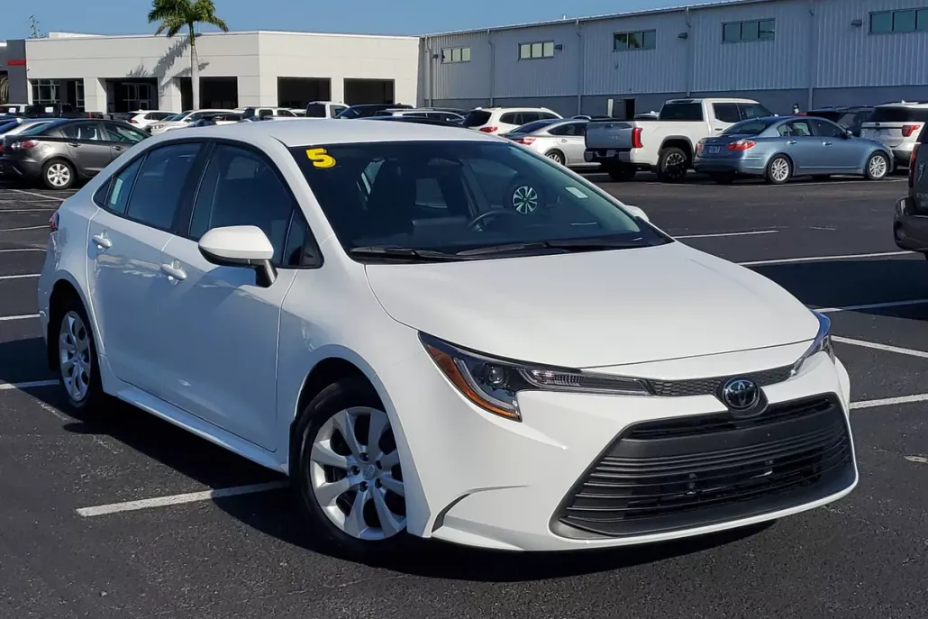 2025 Toyota Corolla LE photo 1
