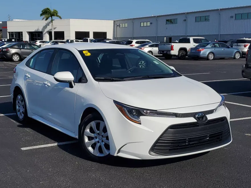 2025 Toyota Corolla LE photo 1