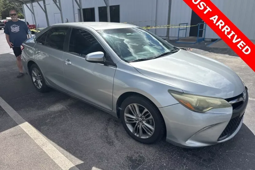 2016 Toyota Camry SE photo 1