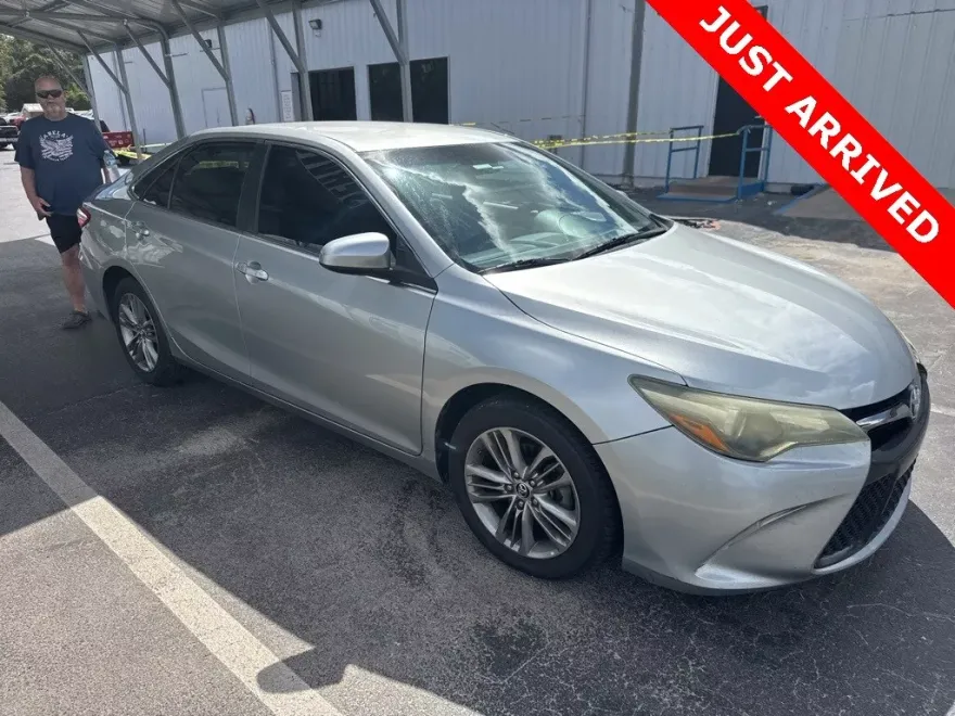 2016 Toyota Camry SE photo 1