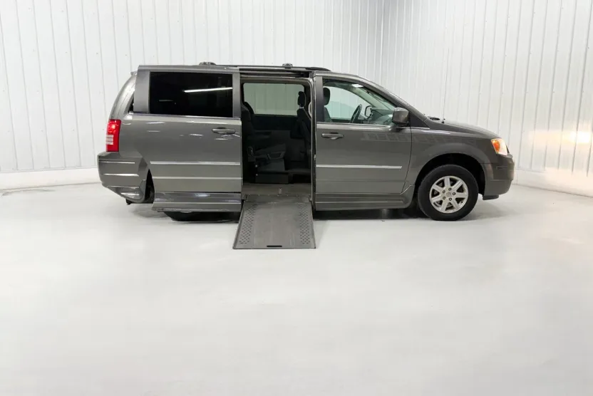2010 Chrysler Town & Country photo 1