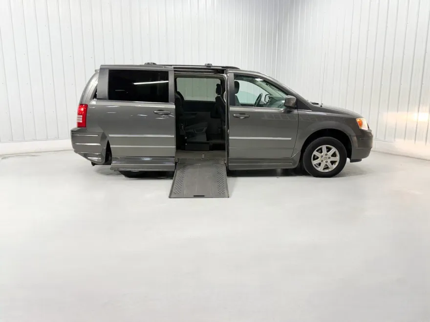 2010 Chrysler Town & Country photo 1