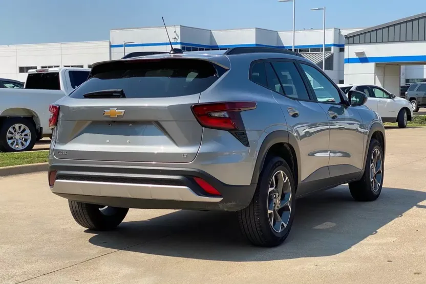 2024 Chevrolet Trax LT photo 1
