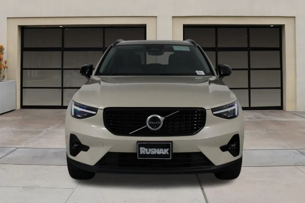 2026 Volvo XC40 photo 1