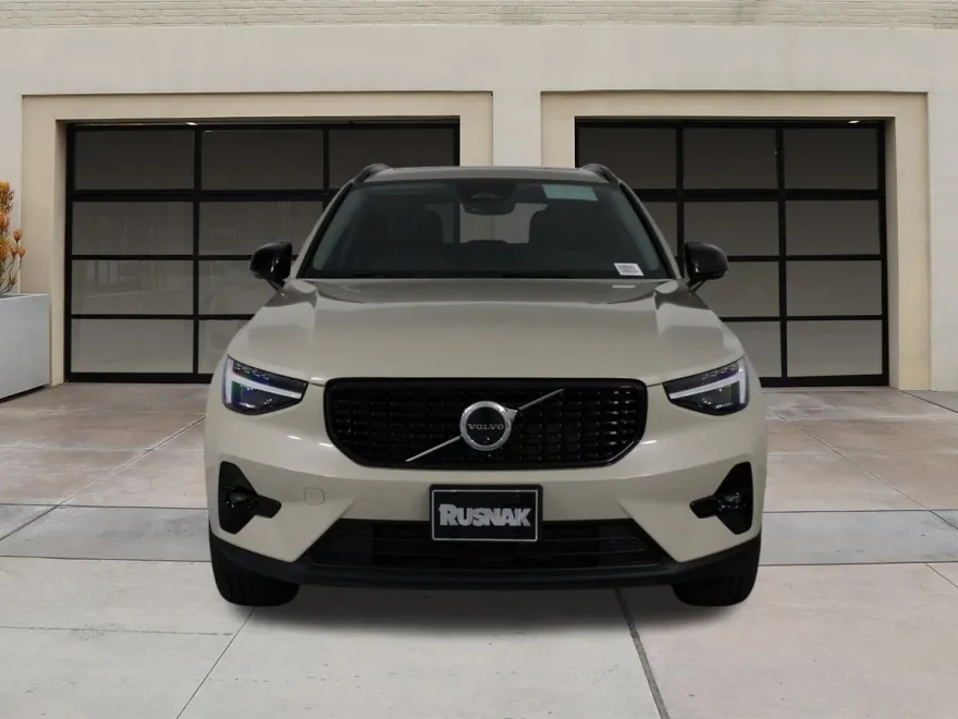 2026 Volvo XC40 photo 1