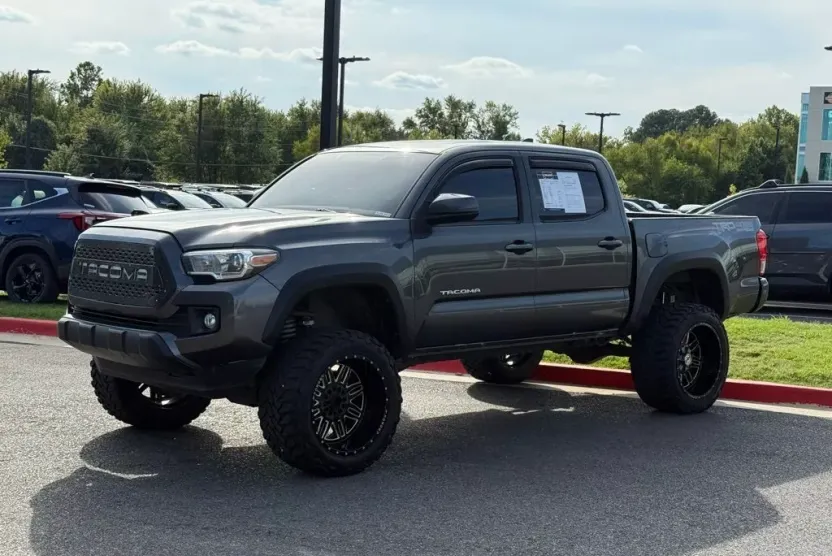 2016 Toyota Tacoma TRD Off-Road V6 4x4 photo 1