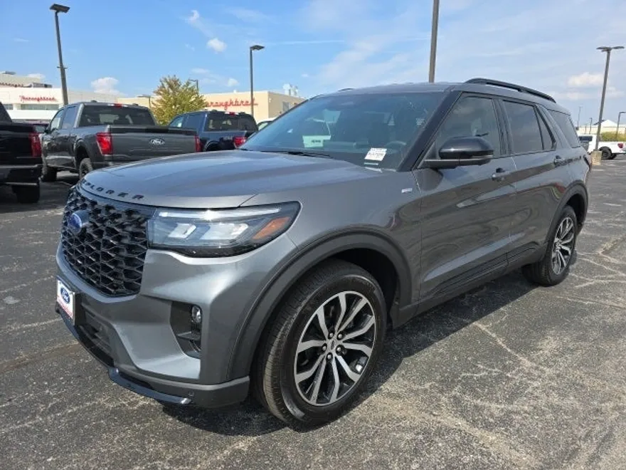 2025 Ford Explorer ST-Line photo 1