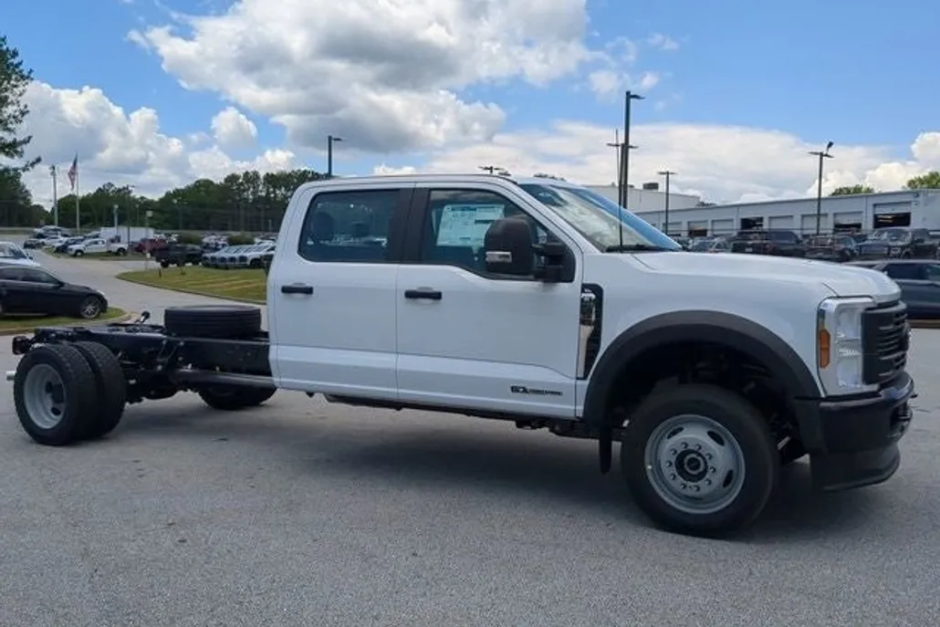 2025 Ford F-550 photo 1