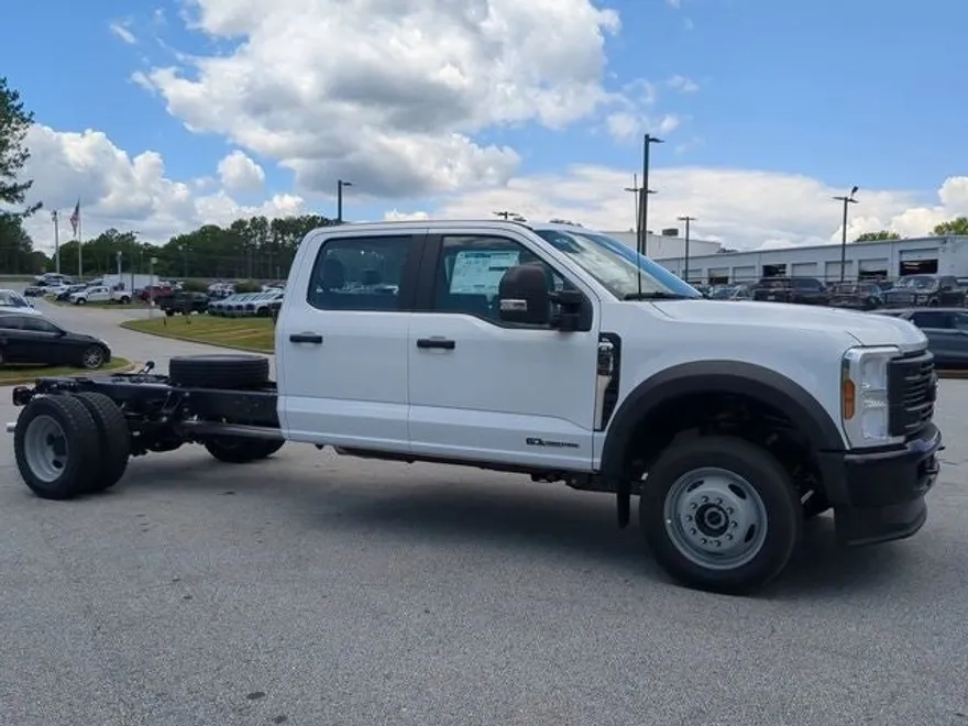 2025 Ford F-550 photo 1