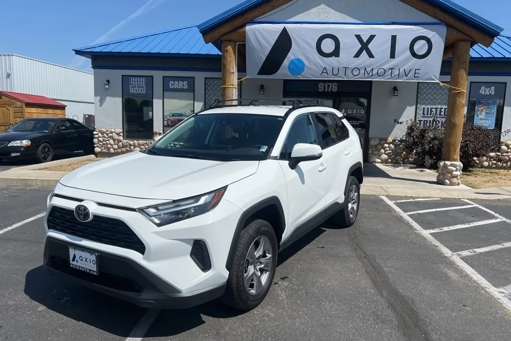 2023 Toyota RAV4 XLE photo 1