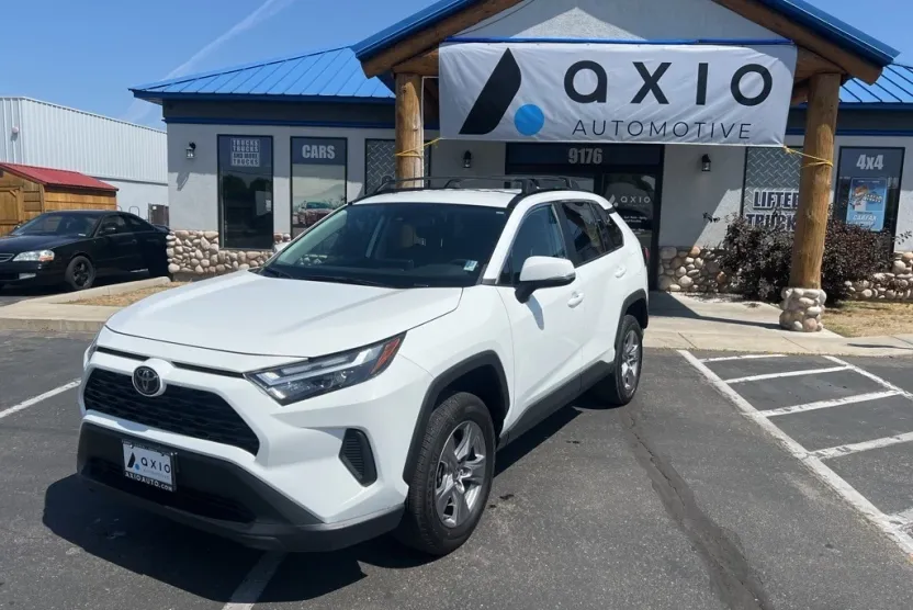 2023 Toyota RAV4 XLE photo 1
