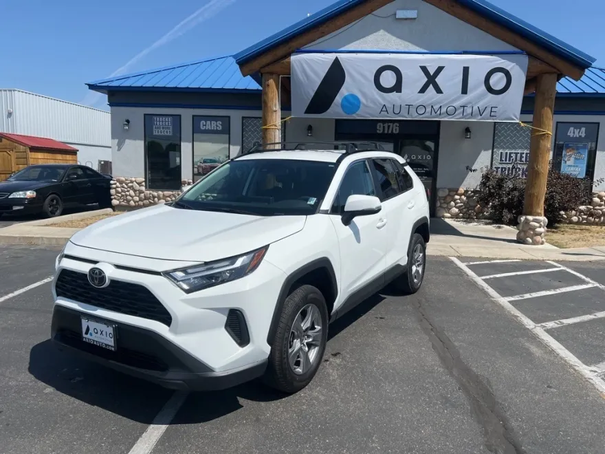 2023 Toyota RAV4 XLE photo 1