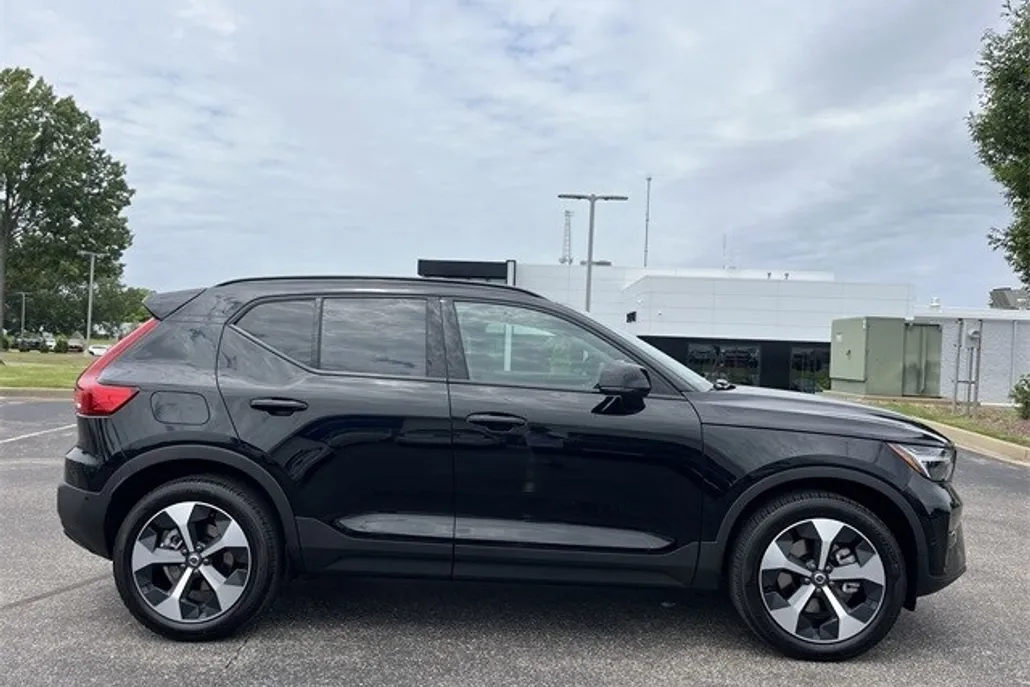 2025 Volvo XC40 Plus photo 1