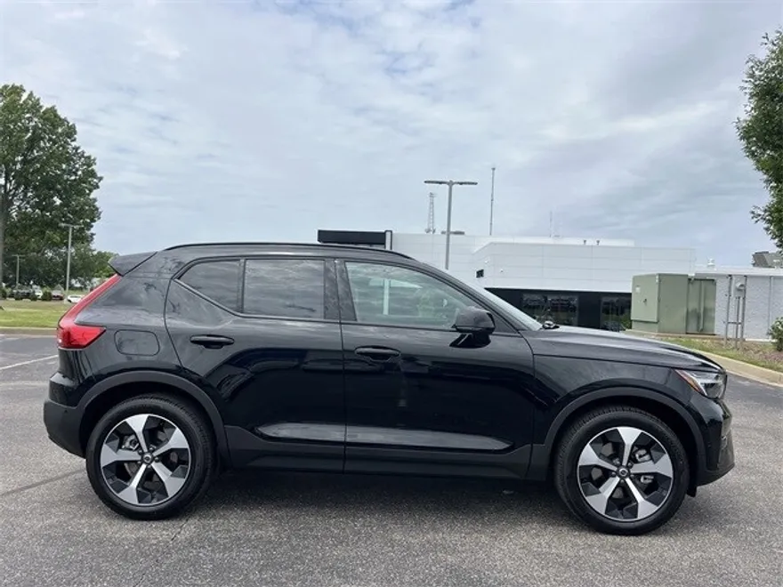 2025 Volvo XC40 Plus photo 1
