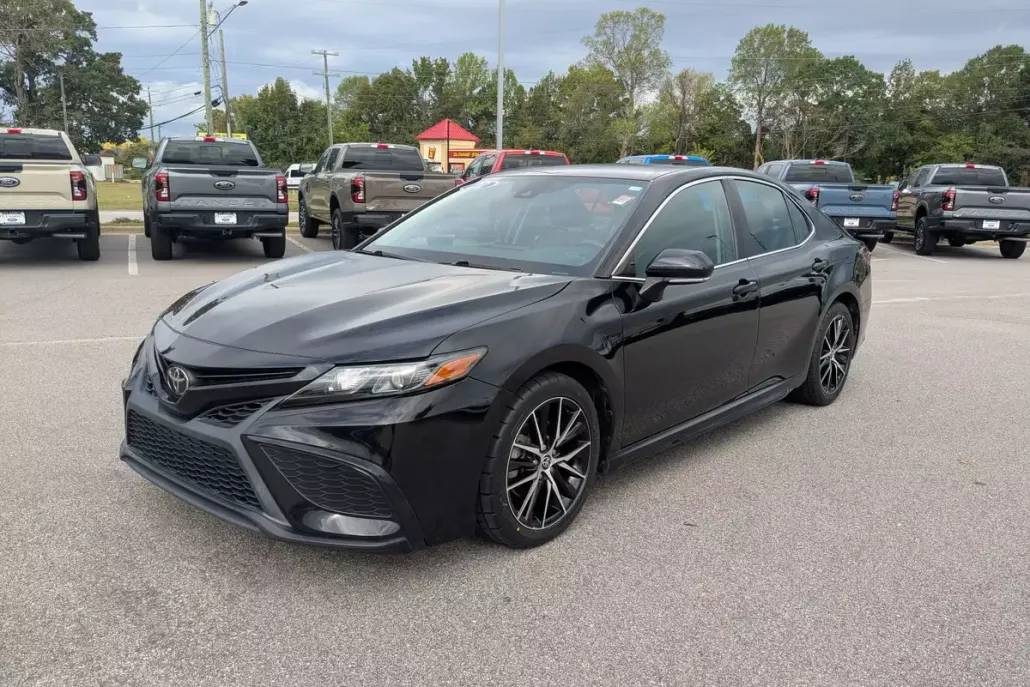 2022 Toyota Camry SE photo 1