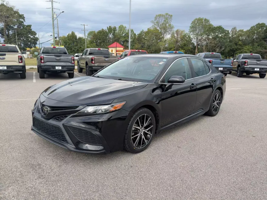 2022 Toyota Camry SE photo 1