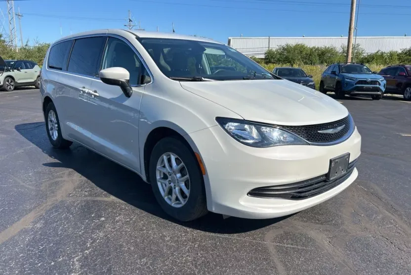 2017 Chrysler Pacifica Touring photo 1