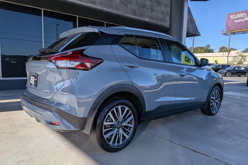 2023 Nissan Kicks SV photo 1