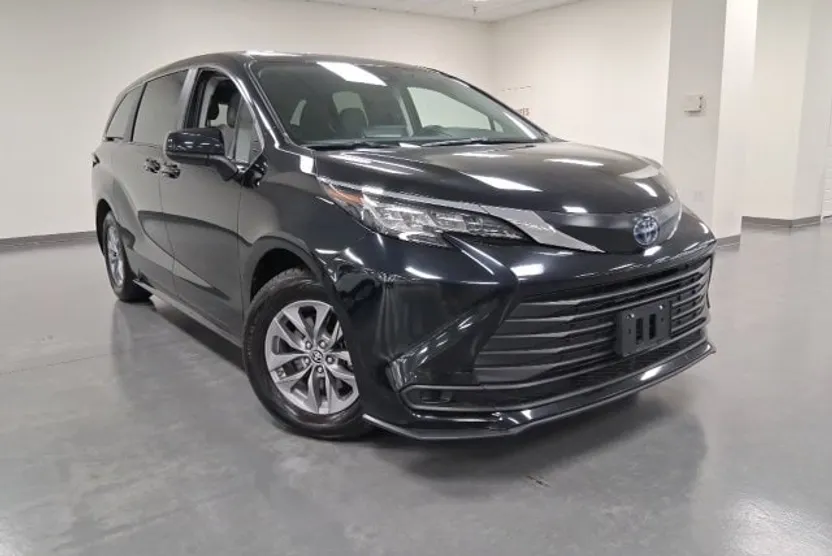 2023 Toyota Sienna LE photo 1