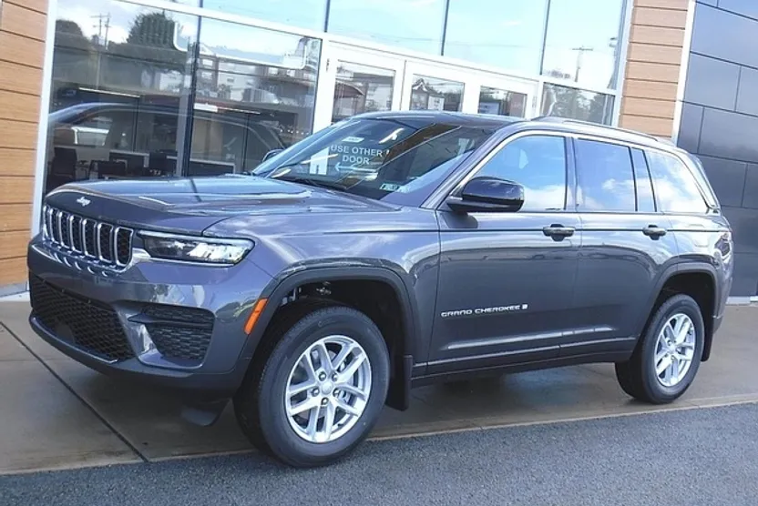2025 Jeep Grand Cherokee Laredo X photo 1
