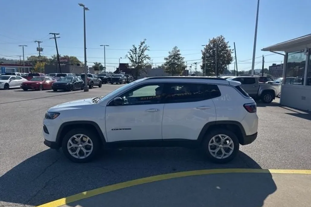 2024 Jeep Compass Latitude photo 1