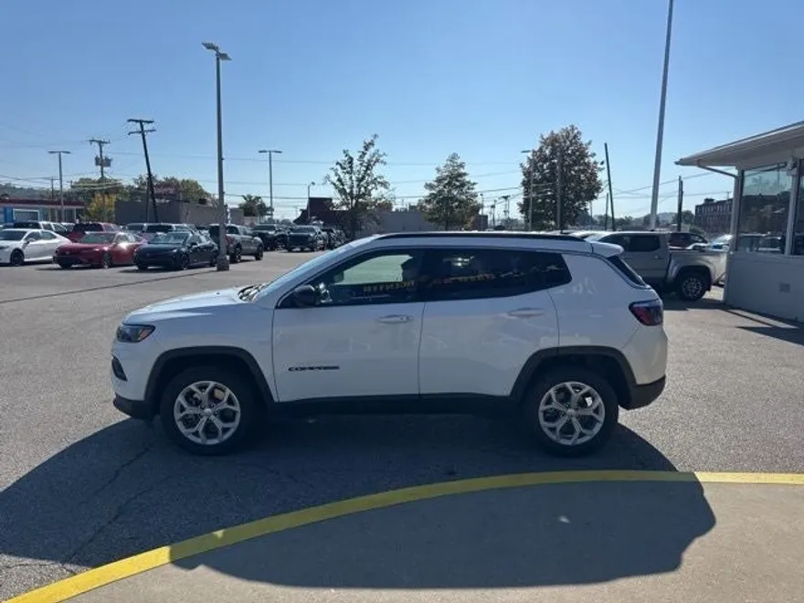 2024 Jeep Compass Latitude photo 1