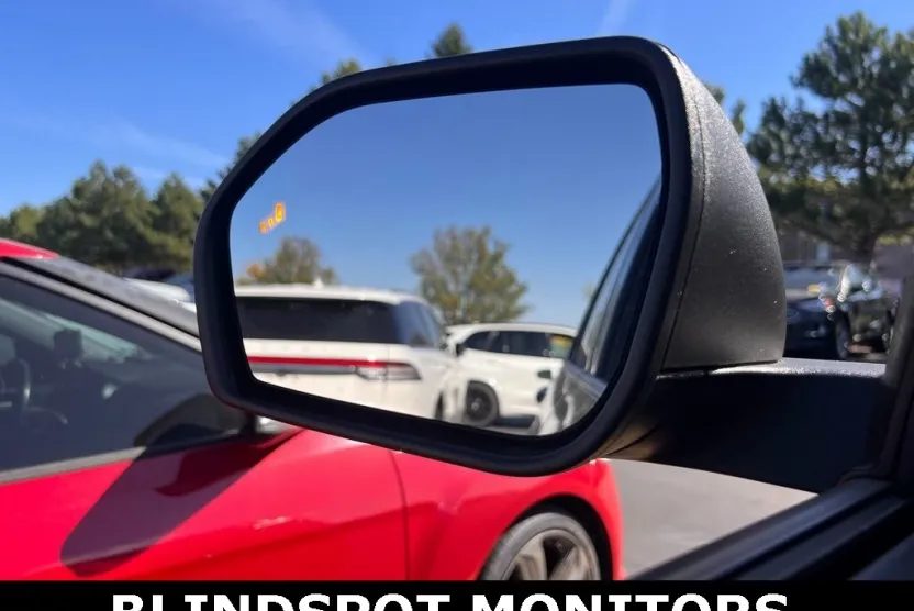 2023 Ford Explorer XLT photo 1