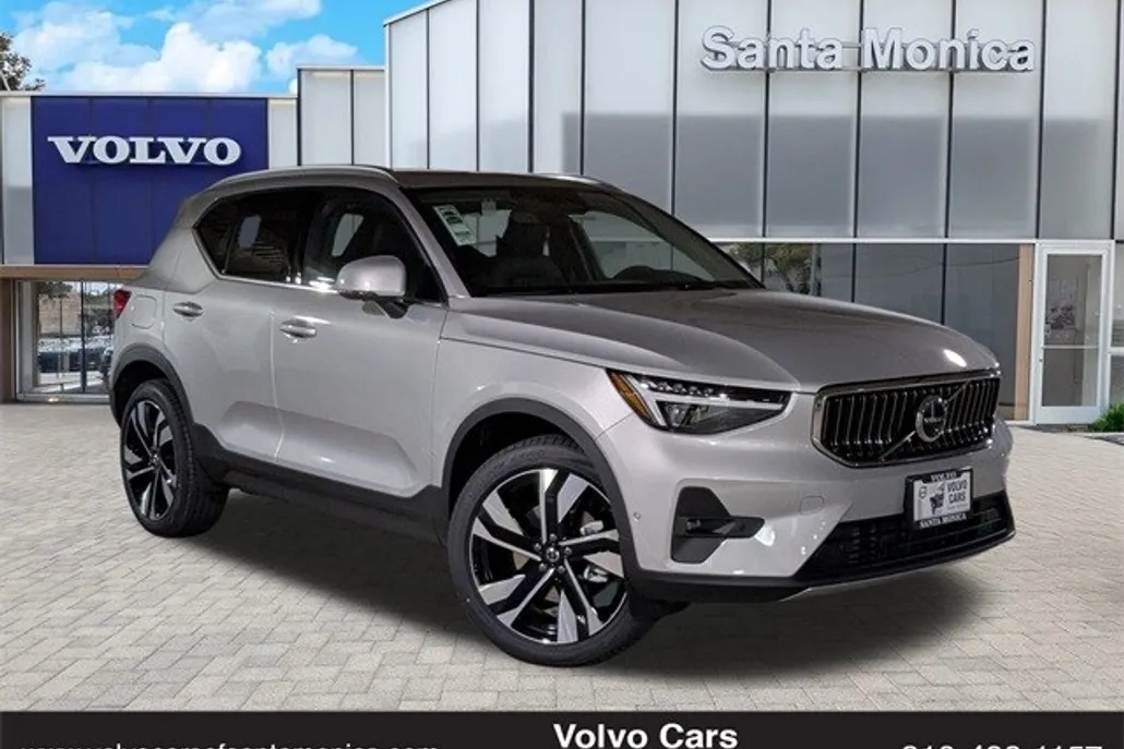 2025 Volvo XC40 photo 1