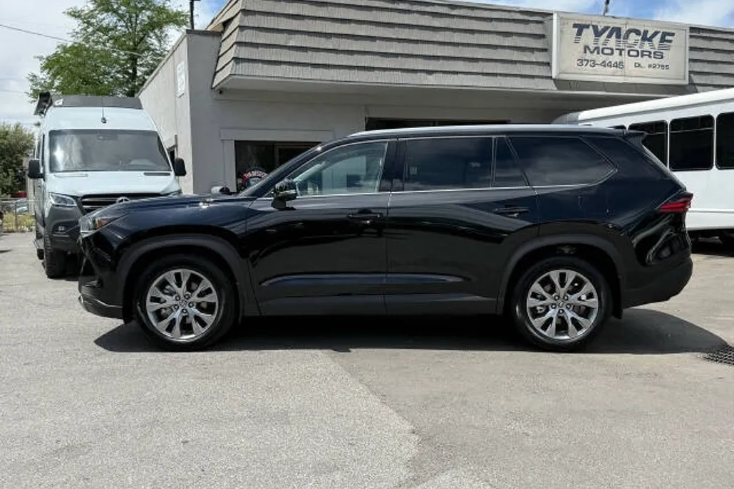 2025 Toyota Highlander Hybrid Limited photo 1